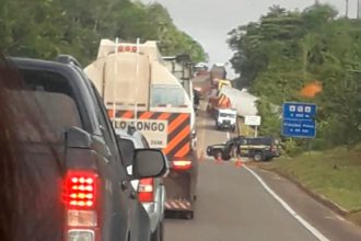 carreta tomba na BR 174