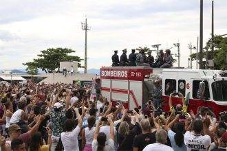 Público acompanhou caixão com o corpo de Pelé pelas ruas de Santos (Foto: Rovena Rosa/ABr)