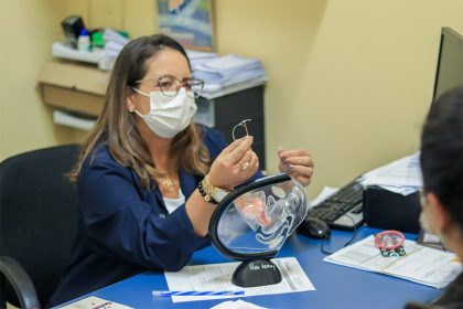 Médica explica método de implantação do DIU (Foto: Semsa Manaus/Divulgação)