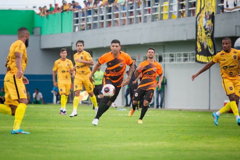 Yuri Tanque (com a bola) abriu o caminho para a vitória do Manauara e foi escolhido o "Caboco do Jogo" (Foto: Deborah Melo/Manauara)