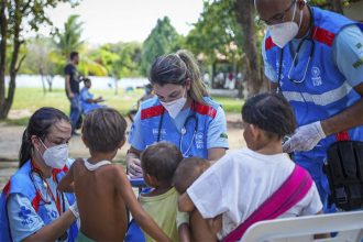 Médicos atendem crianças yanomami com desnutrição: crise humanitária (Foto: Igor Evangelista/Ministério da Saúde)