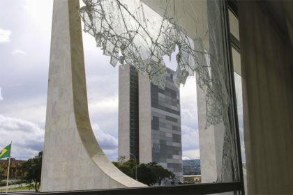 Janela de vidro quebrada no Palácio do Planalto: golpistas apelam à fake news sobre infiltrados (Foto: Fabio Rodrigues Pozzebom/ABr)