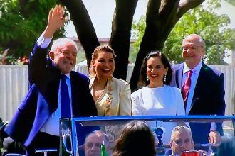 Lula desfila em carro aberto