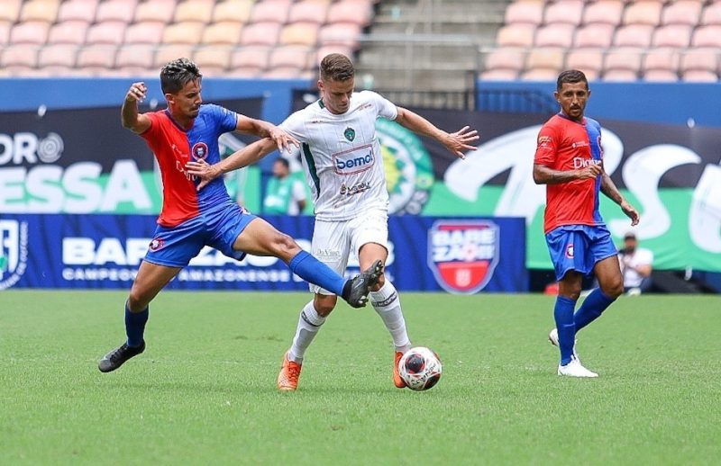 Manaus FC (de branco), atual campeão, estreou empatando com o Parintins (Foto: Ismael Monteiro/Manaus FC)