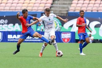 Manaus FC (de branco), atual campeão, estreou empatando com o Parintins (Foto: Ismael Monteiro/Manaus FC)