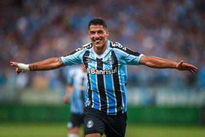 Suarez marcou três gols em sua estreia pelo Grêmio (Foto: Lucas Uebel/GFPA)