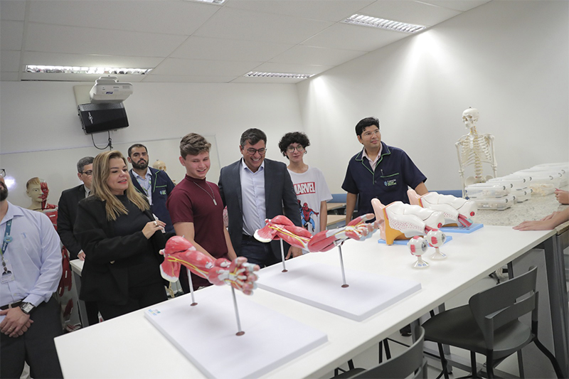 Wilson Lima conhece laboratório da Matias Machline ao assinar convênio (Foto: Diego Peres/Secom)