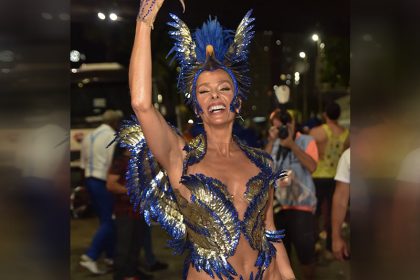 Adriane Galisteu no Carnaval: pernas com pelos (Foto: Twitter/Reprodução)