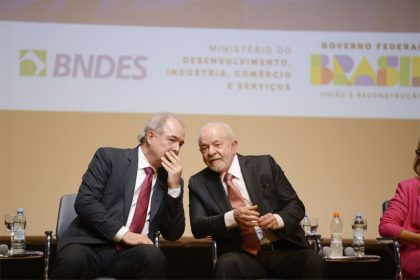 Aloizio Mercadante e Lula: presidente culpou elite por atos golpistas (Foto: Tomaz Silva/ABr)