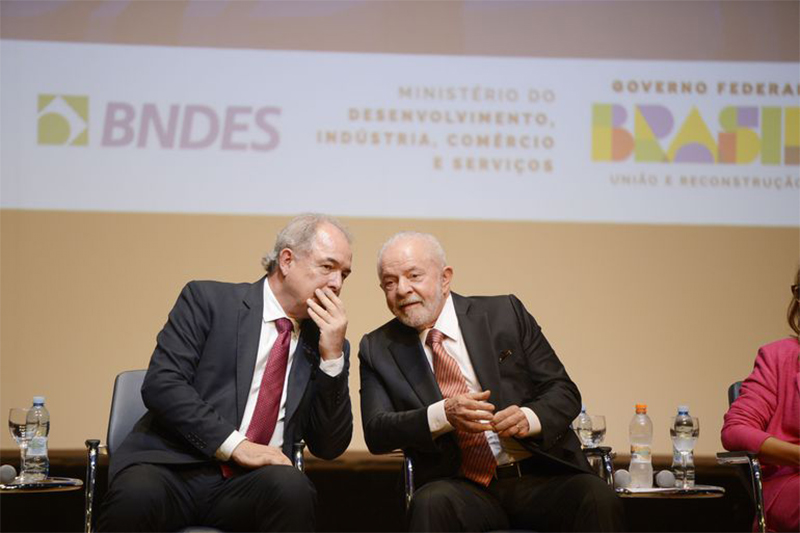 Aloizio Mercadante e Lula: presidente culpou elite por atos golpistas (Foto: Tomaz Silva/ABr)