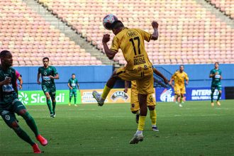 Amazonas (de amarelo) superou o Manaus e assumiu liderança (Foto: Jadison Sampaio/AMFC)
