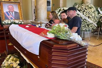 Pereco e Junior se despediram do dono em velório nesta sexta (Foto: Divulgação)