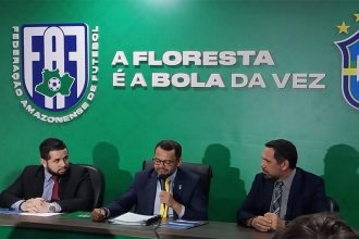Dirigentes da FAF e do TJD anunciam suspensão do Iranduba (Foto: Teófilo Benarrós de Mesquita/ATUAL)