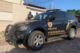 Agentes federais cumprem mandado em casa em Brasília (Foto: PF-DF/Divulgação)