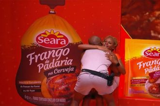 Cezar abraça Aline após prova de resistência: vencedor (Foto: Gshow/Reprodução)