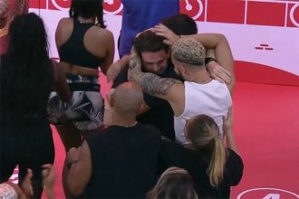 Gustavo é abraçado pelos demais participantes ao vencer prova do líder (Foto: Globoplay/Reprodução)