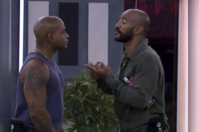 Cezar Black e Ricardo trocaram insultos e xingamentos (Foto: Globoplay/Reprodução)