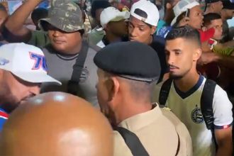 Torcedores do Bahia bateram boca com jogadores (Foto: Twitter/Reprodução)