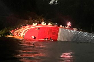 Barco naufraga em Manaus