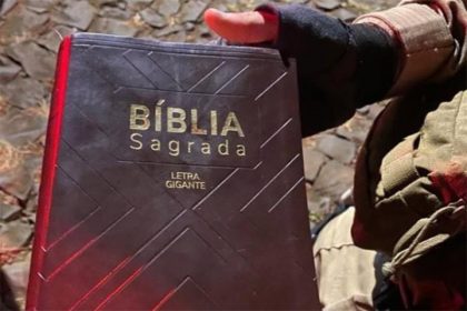 Bíblia usada na agressão foi apreendida (Foto: PM-SC/Ascom)