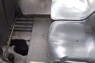 Buraco em ônibus da empresa Expresso Coroado, assusta passageiros (Foto: Teófilo Benarrós de Mesquita/ATUAL)