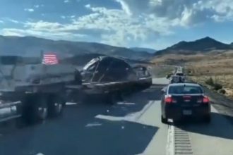 Caminhão transporta objeto não identificado abatido em estrada dos EUA (Foto: Twitter/Reprodução)