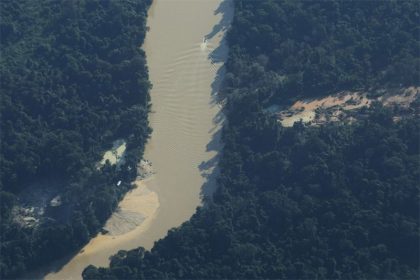 Rio Uraricoera é rota de garimpeiros para terra indígena (Foto: Fernando Frazãi/ABr)