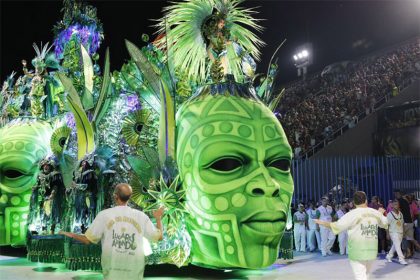 Alegoria da Império Serrano no Carnaval do Rio: festa popular favorece minorias (Foto: Fernando Frazão/ABr)