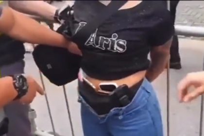 Mulher guardava celulares na cintura (Foto: Twitter/Reprodução)