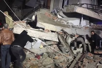 Tremor destruiu prédios e casas em Gaziantepe , na Turquia (Foto: CNN/YouTube/Reprodução)