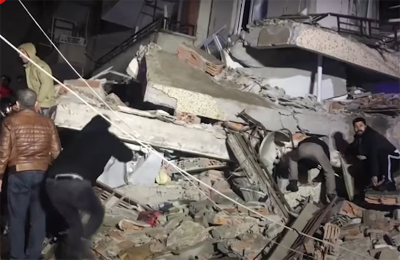 Tremor destruiu prédios e casas em Gaziantepe , na Turquia (Foto: CNN/YouTube/Reprodução)