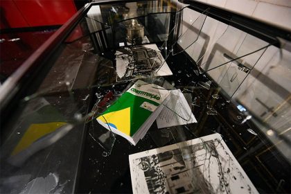 Balcão de vidro quebrado por golpistas no Senado: vandalismo por motivação política (Foto: Jefferson Rudy/Agência Senado)