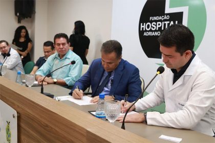 Convênio foi assinado nesta sexta entre a direção do hospital e a Secretaria de Saúde (Foto: Roberto Carlos/Secom)
