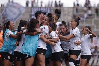 Jogadores celebram goleada sobre o Flamengo e título do Corinthians (Foto: Ettore Chiereguini/AGIF/Folhapress)