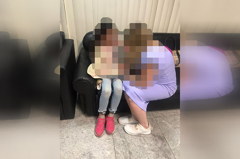 Criança foi recebida em Recife por funcionária da Cejaia-AM (Foto: TJAM/Divulgação)
