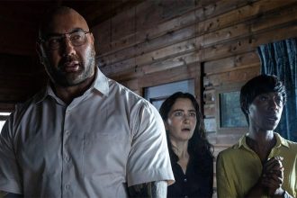 Dave Bautista em cena de Batem à Porta: debate sobre fé e escolhas (Foto: Trailer/Reprodução)