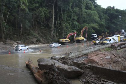 Deslizamento em trecho de estrada de São Sebastião: Justiça manda retirar pessoas de área de risco (Foto: Rovena Rosa/ABr)