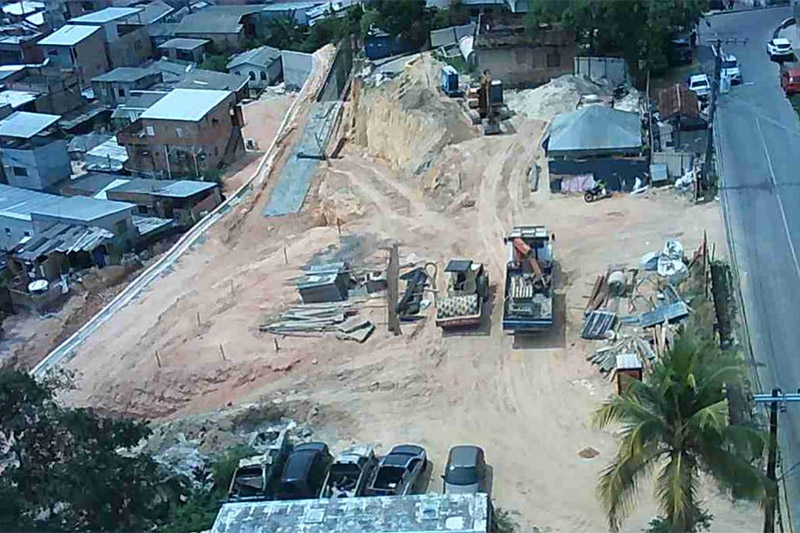 Obra em erosão na Rua Dona Raquel de Souza, em Petrópolis: segurança a moradores Escada de escoamento de água da chuva: obra conteve erosão (Foto: Márcio Melo/Seminf)