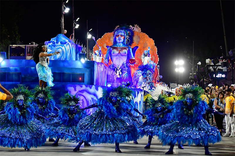 Unidos da Tijuca empolgou com azul turquesa e desfile no escuro (Foto: Thiago Ribeiro/AGIF/Folhapress)