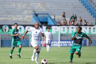 Manaus FC (de branco) venceu de novo no Barezão e passou para a terceira posição (Foto: Ismael Monteiro/Manaus FC)