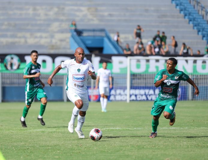Manaus FC (de branco) venceu de novo no Barezão e passou para a terceira posição (Foto: Ismael Monteiro/Manaus FC)