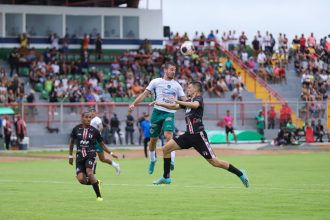 Manaus FC (de branco) venceu o Operário, em Manacapuru, no encerramento da terceira rodada do Barezão (Foto: Ismael Monteiro/Manaus FC)