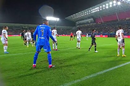 Goleiro Santos levou gol no segundo tempo em cobrança de escanteio (Foto: YouTube/Reprodução)