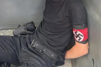 Jovem usava suástica e foi detido pela Guarda Municipal (Foto: Guarda Municipal/Divulgação)