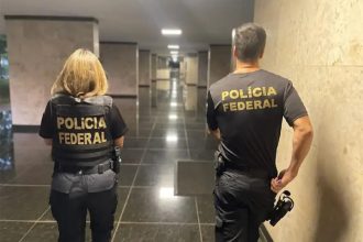 Agentes federais em condomínio para cumprir mandados (Foto: PF-DF/Divulgação)