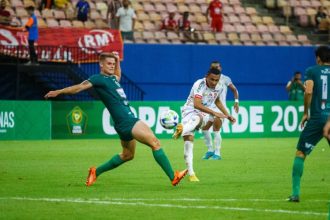 Princesa do Solimões (de branco) superou Manaus FC e avançou na Copa Verde (Foto: Deborah Melo)