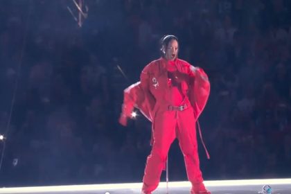 Grávida, Rihanna fez show no Super Bowl (Foto: YouTube/Reprodução)