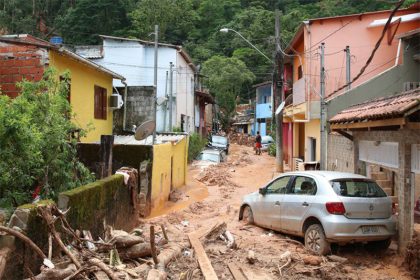Rua em São Sebastião: lama por todos os lugares (Foto: Rovena Rosa/ABr)