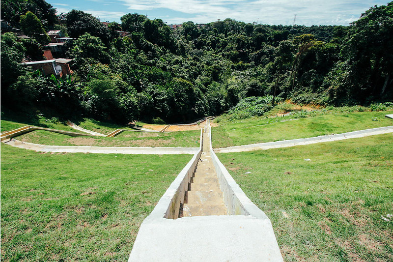 Escada de escoamento de água da chuva: obra conteve erosão (Foto: Márcio Melo/Seminf)