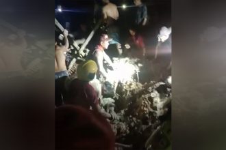 Moradores foram os primeiros a procurar por vítimas nos escombros (Foto: WhatsApp/Reprodução)